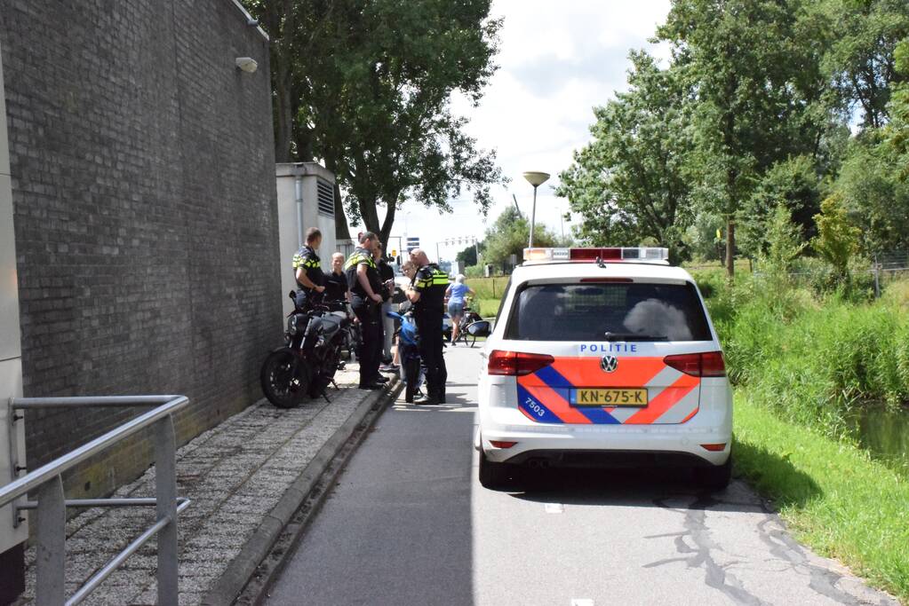 Brommer en fietser botsen bij tankstation