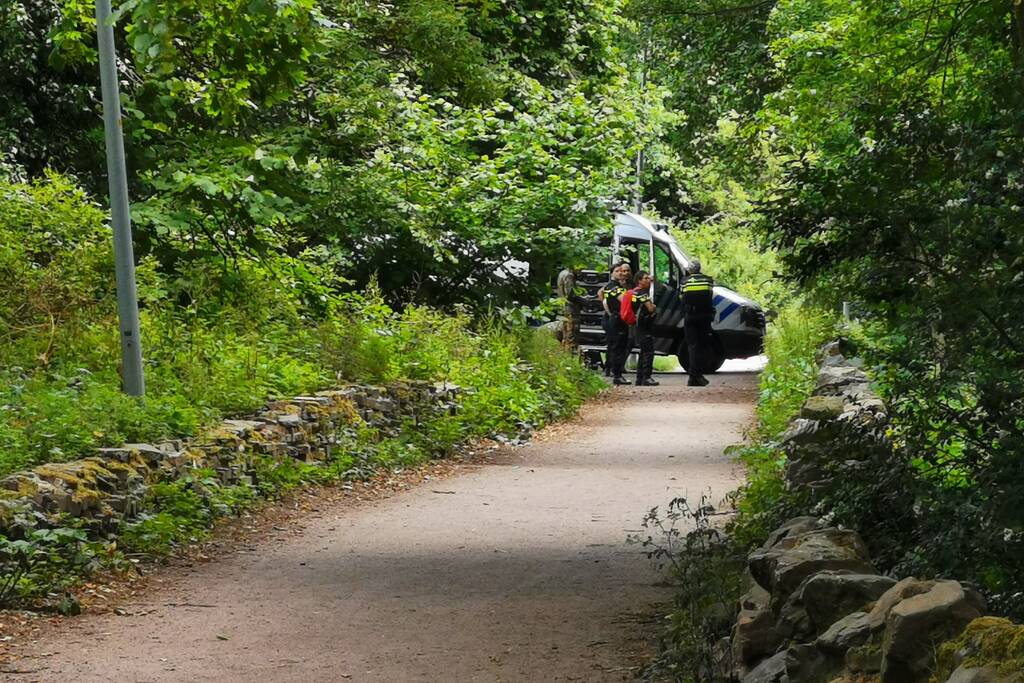 EOD doet onderzoek naar mogelijk explosief in Proosdijpark