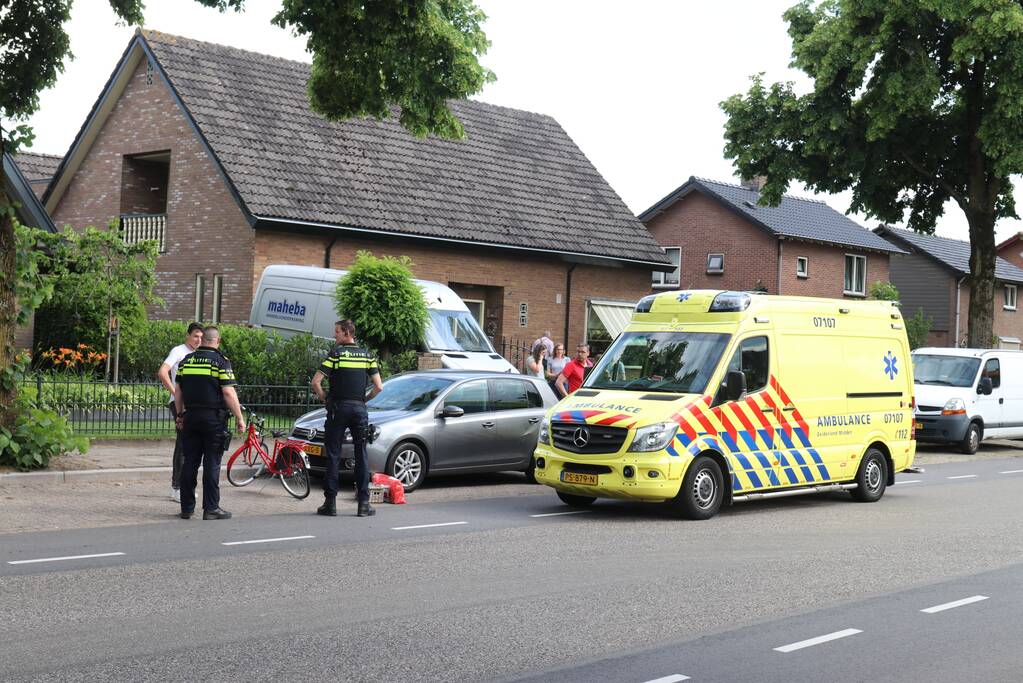 Kind op fiets gewond na aanrijding met auto