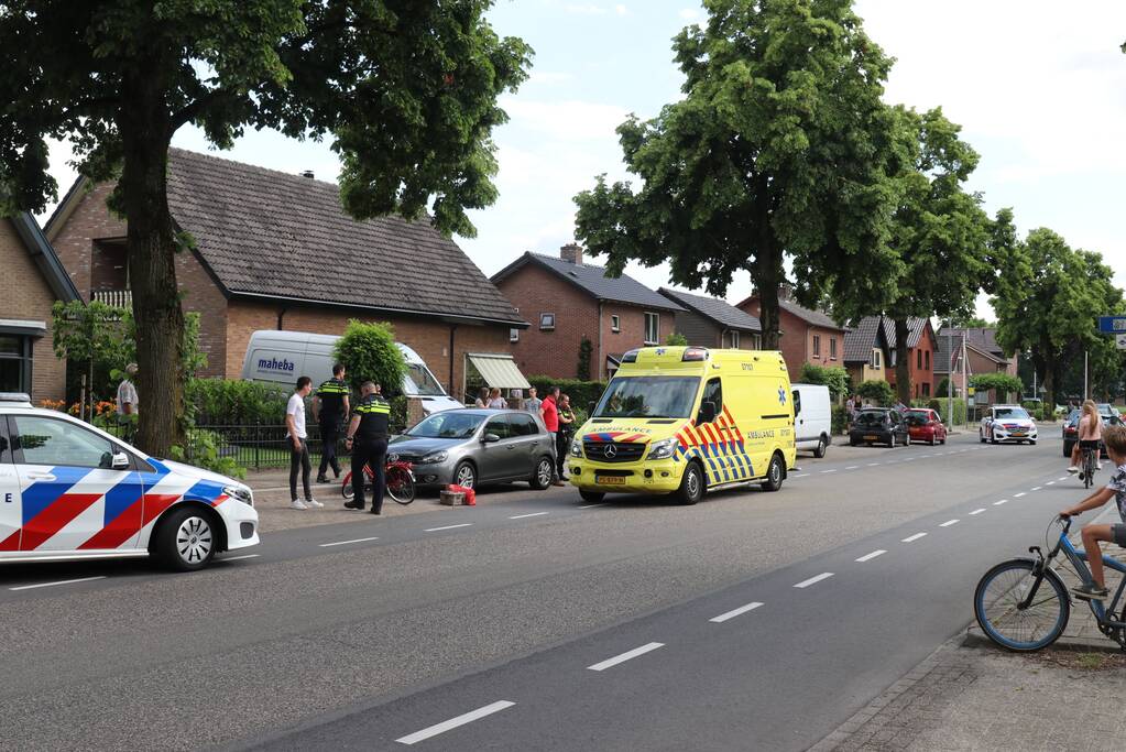 Kind op fiets gewond na aanrijding met auto