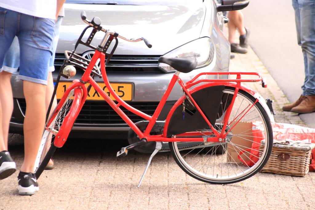 Kind op fiets gewond na aanrijding met auto