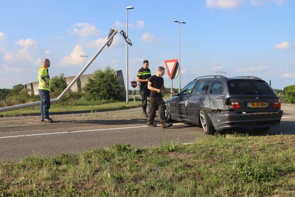 Bestuurder rijdt twee lantaarnpalen omver