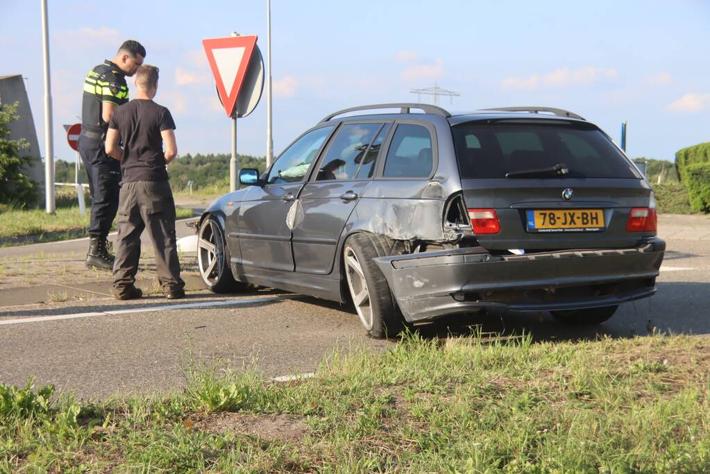 Bestuurder rijdt twee lantaarnpalen omver
