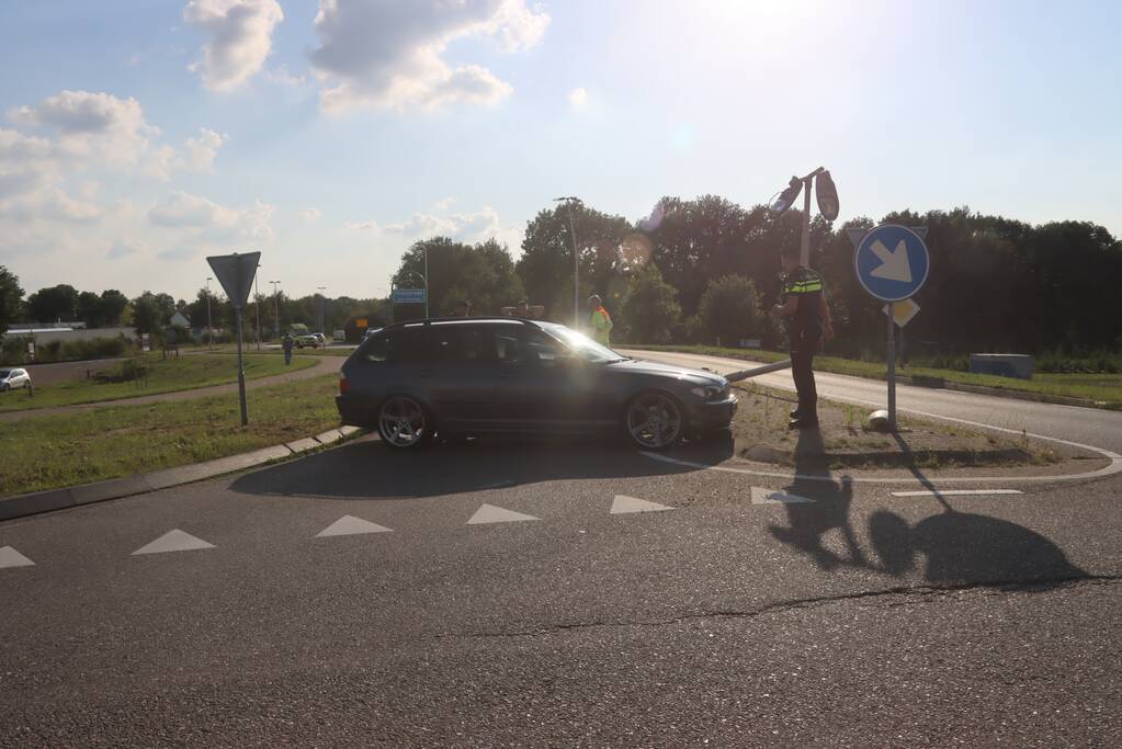 Bestuurder rijdt twee lantaarnpalen omver