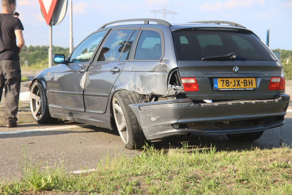 Bestuurder rijdt twee lantaarnpalen omver