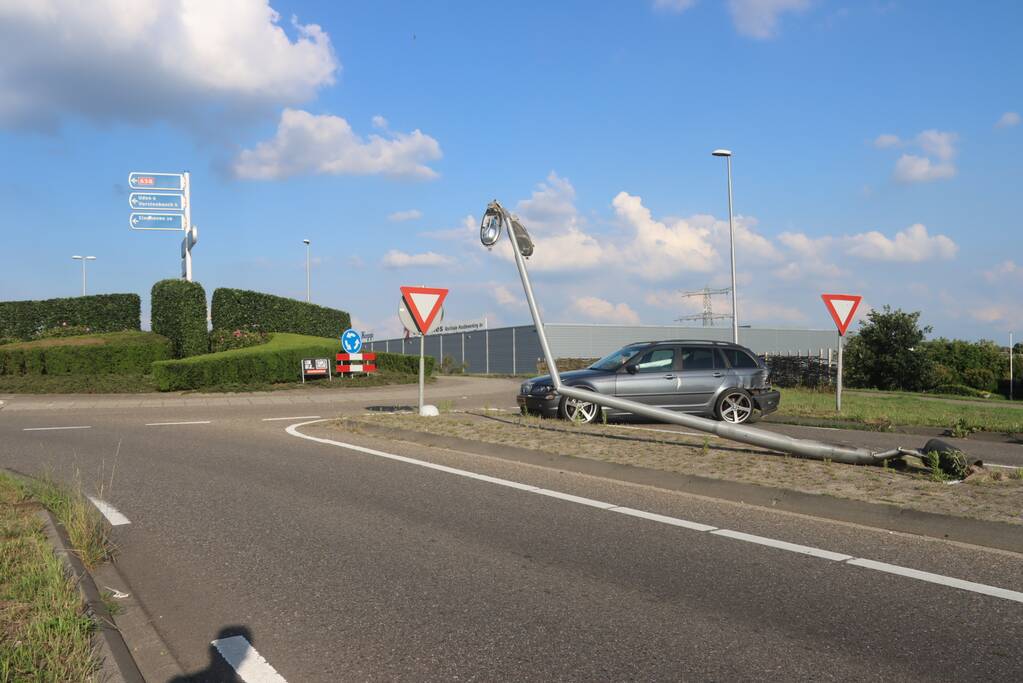 Bestuurder rijdt twee lantaarnpalen omver