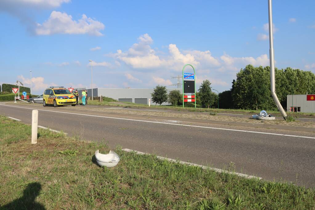 Bestuurder rijdt twee lantaarnpalen omver