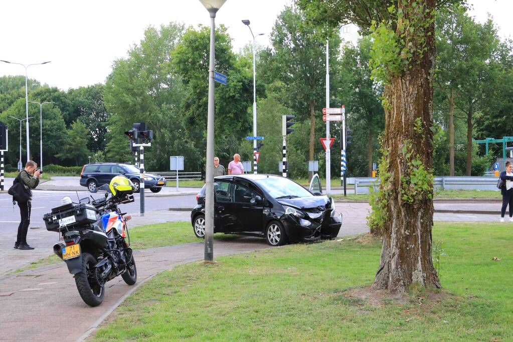Auto vliegt uit de bocht en knalt op verkeerslicht