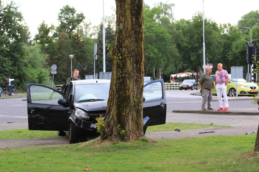 Auto vliegt uit de bocht en knalt op verkeerslicht