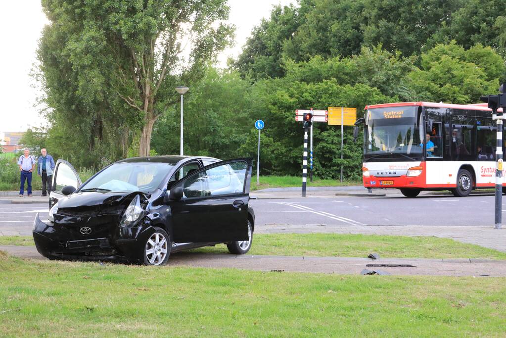 Auto vliegt uit de bocht en knalt op verkeerslicht