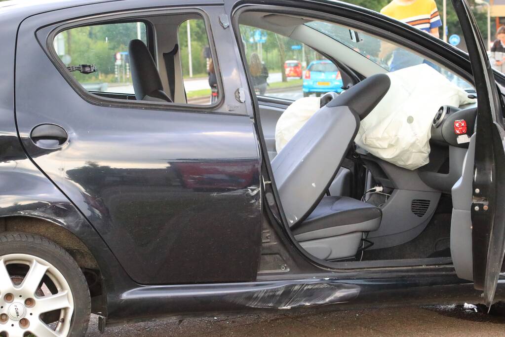 Auto vliegt uit de bocht en knalt op verkeerslicht