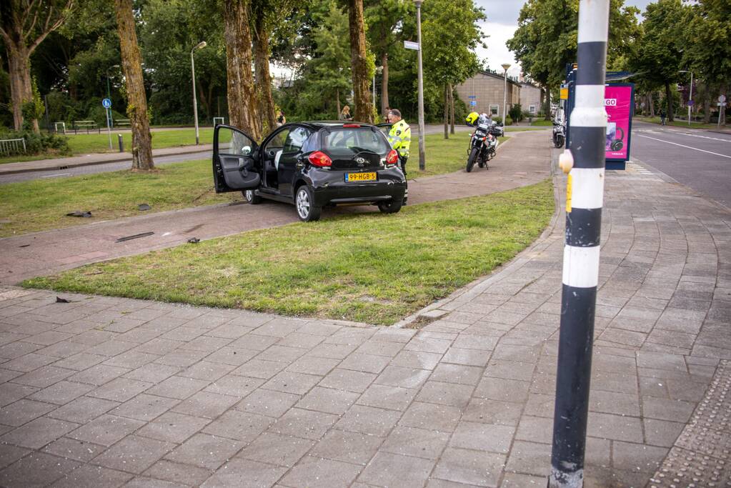 Auto vliegt uit de bocht en knalt op verkeerslicht