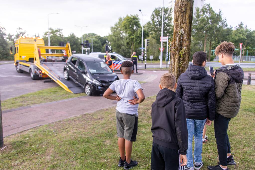 Auto vliegt uit de bocht en knalt op verkeerslicht