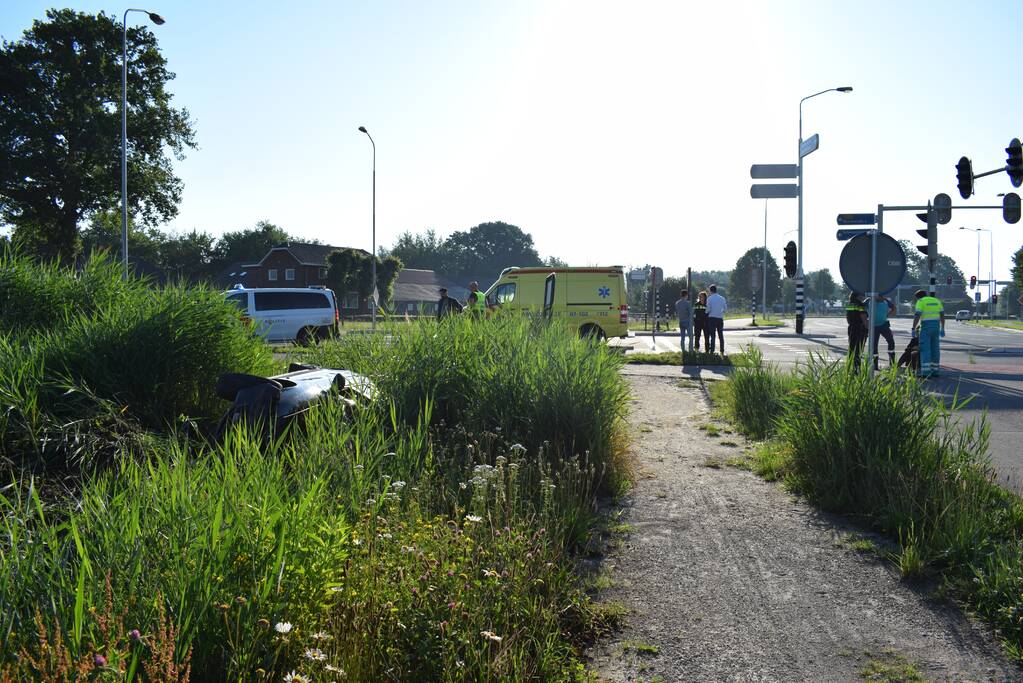 Auto werd gelanceerd belandt te water