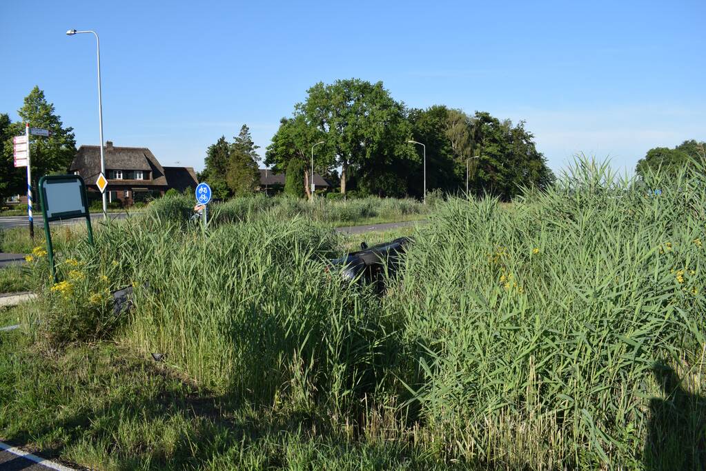 Auto werd gelanceerd belandt te water