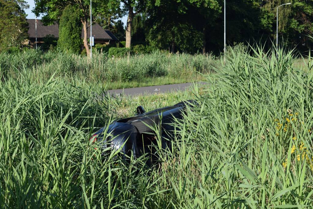 Auto werd gelanceerd belandt te water