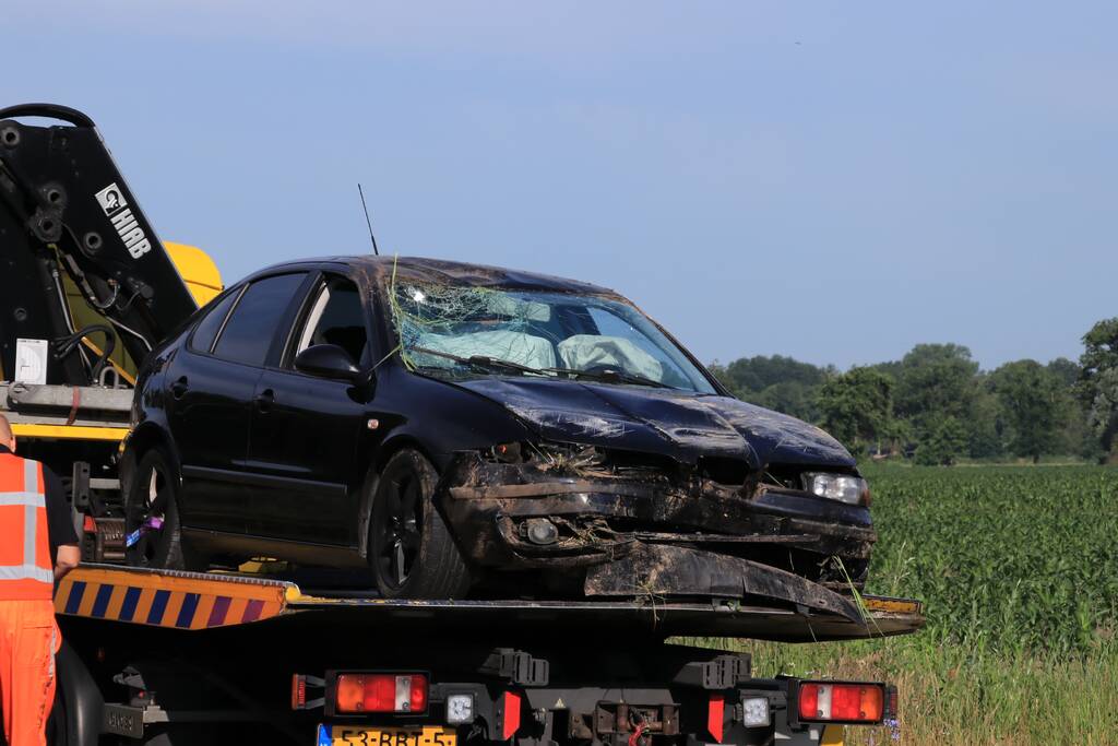 Auto werd gelanceerd belandt te water