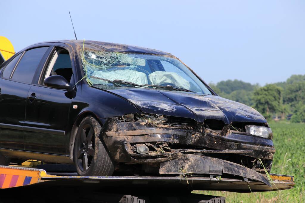 Auto werd gelanceerd belandt te water