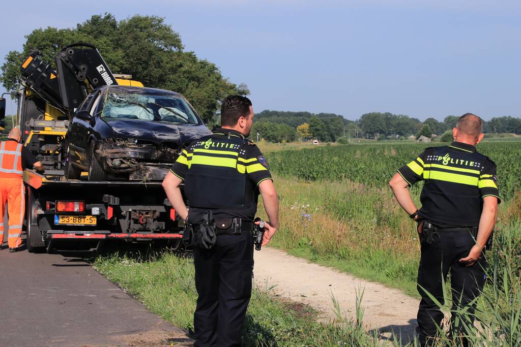Auto werd gelanceerd belandt te water