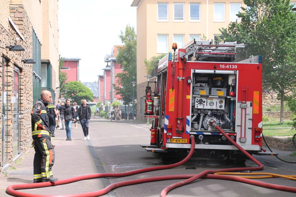 Auto vliegt in brand parkeergarage