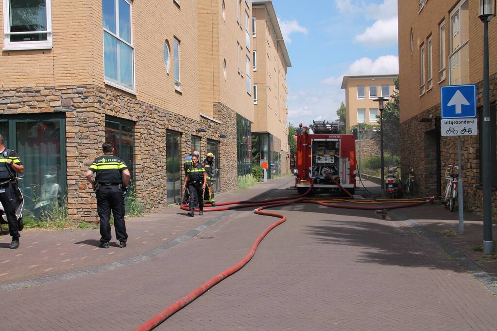 Auto vliegt in brand parkeergarage