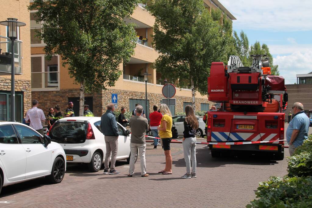 Auto vliegt in brand parkeergarage