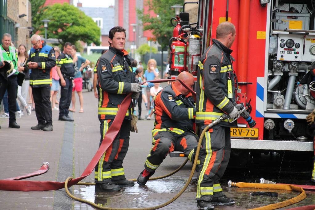 Auto vliegt in brand parkeergarage