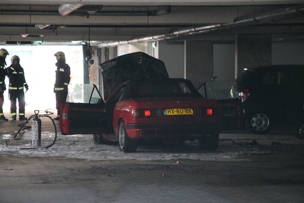 Auto vliegt in brand parkeergarage