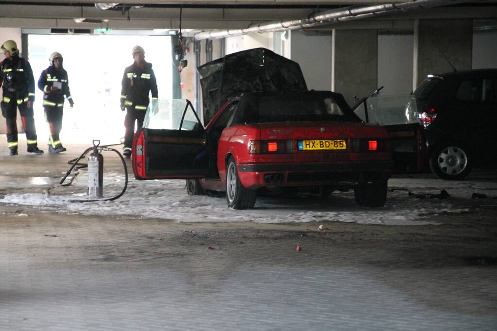 Auto vliegt in brand parkeergarage