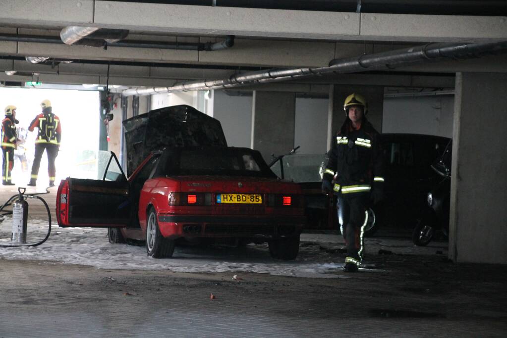 Auto vliegt in brand parkeergarage