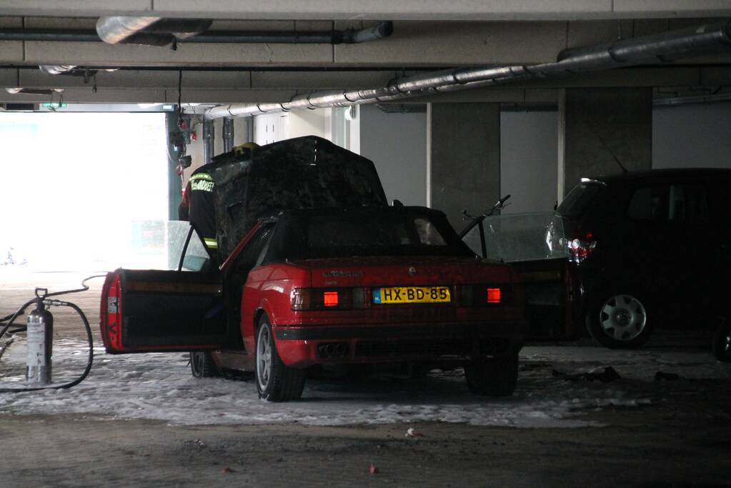Auto vliegt in brand parkeergarage