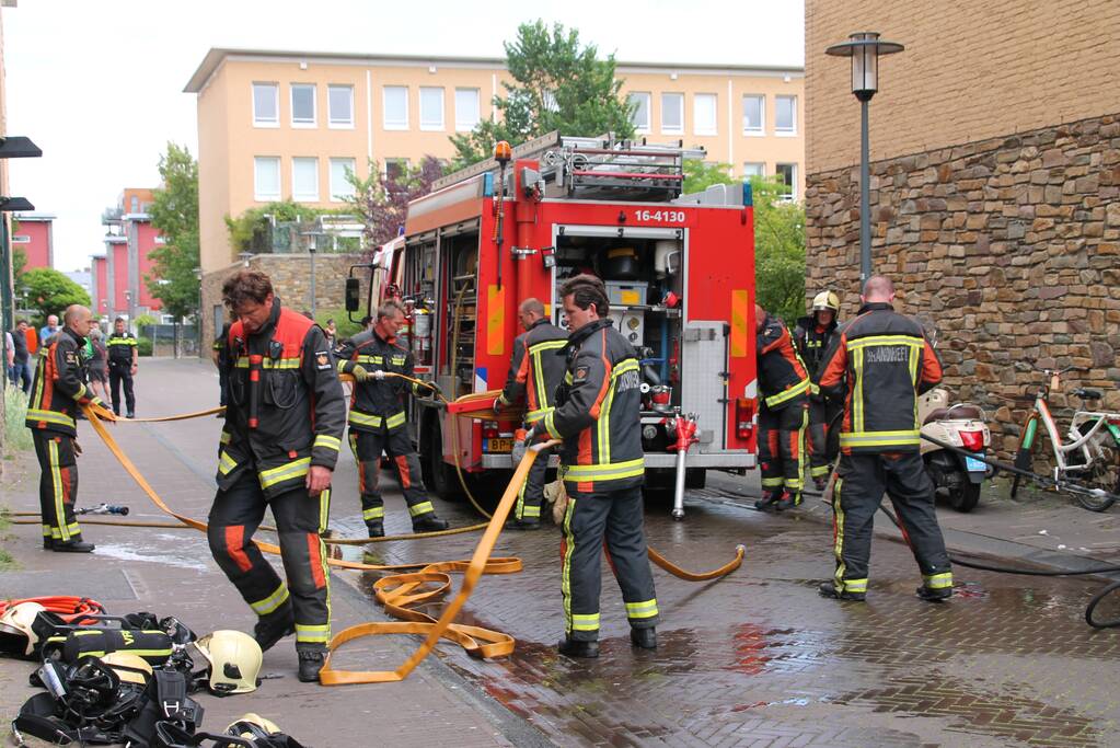 Auto vliegt in brand parkeergarage