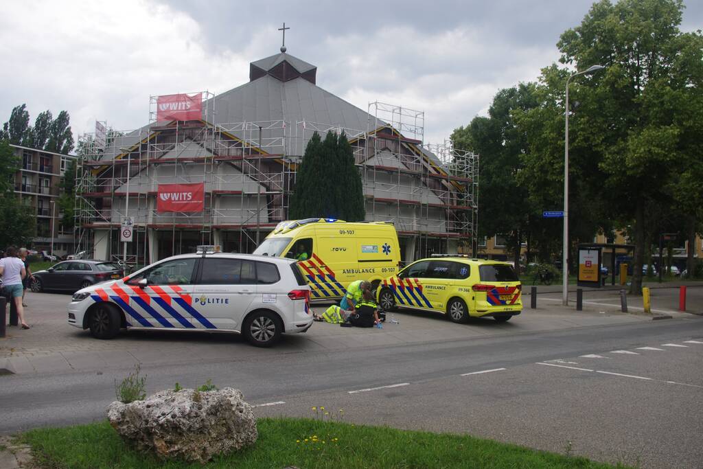E-bikester schrikt en gaat hard onderuit
