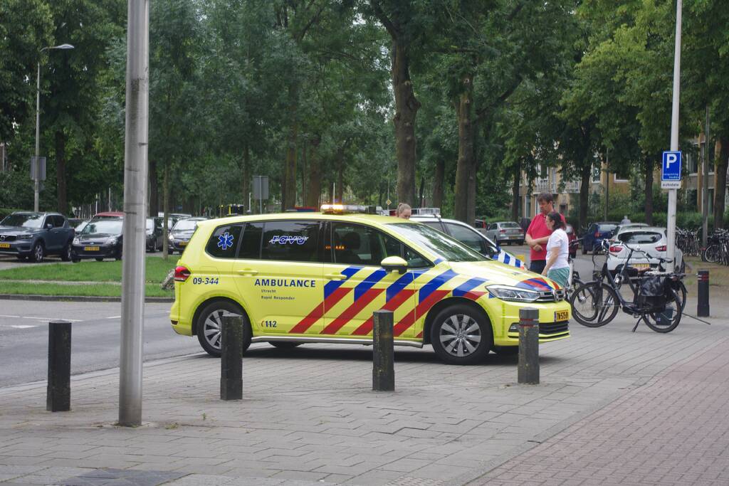 E-bikester schrikt en gaat hard onderuit