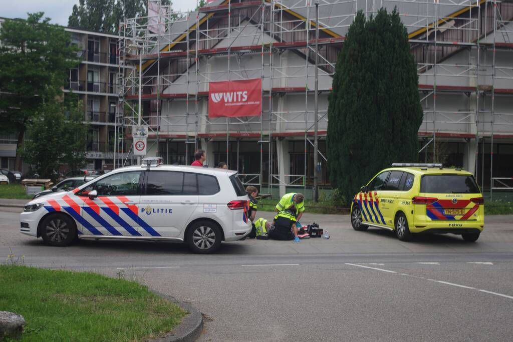 E-bikester schrikt en gaat hard onderuit
