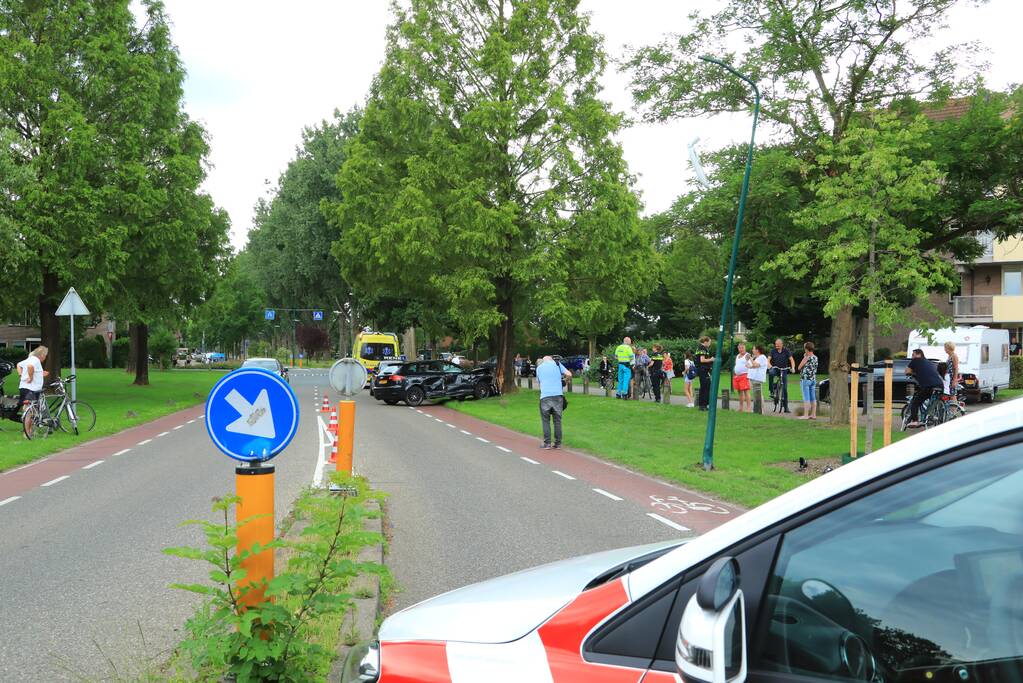 Auto vliegt uit de bocht en klapt tegen boom