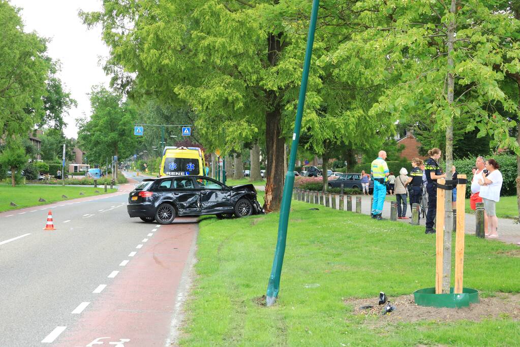 Auto vliegt uit de bocht en klapt tegen boom