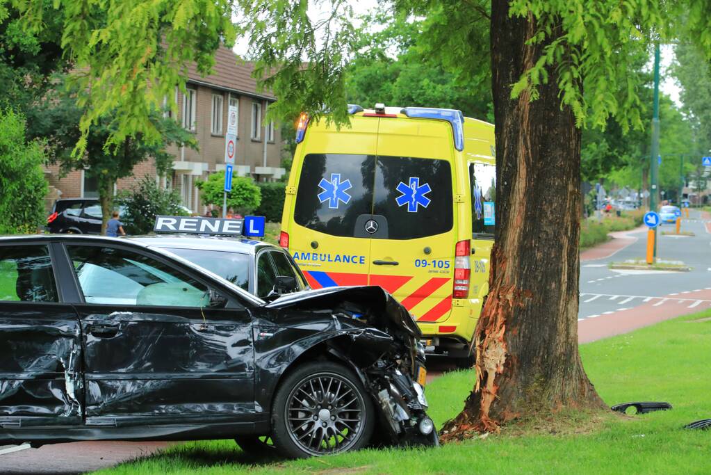 Auto vliegt uit de bocht en klapt tegen boom