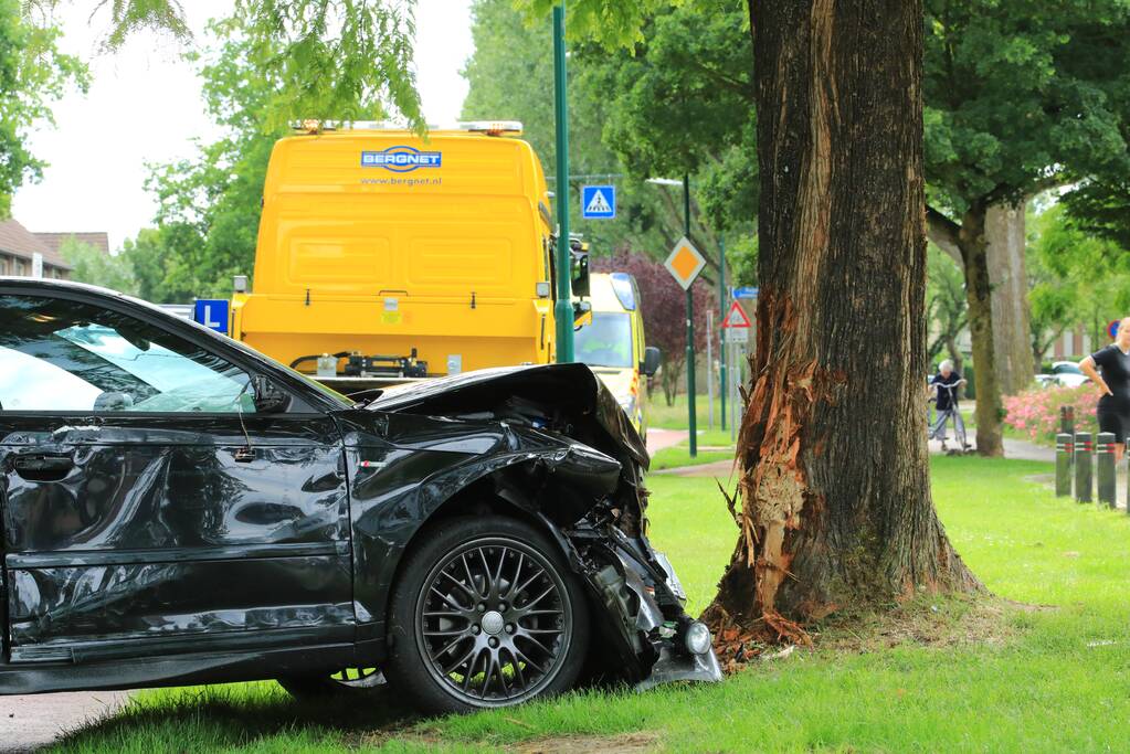 Auto vliegt uit de bocht en klapt tegen boom