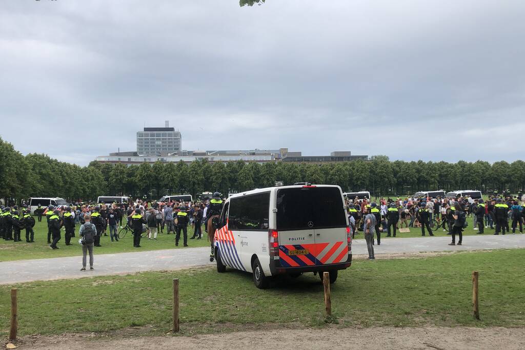 Grote groepen demonstranten op Malieveld aangehouden