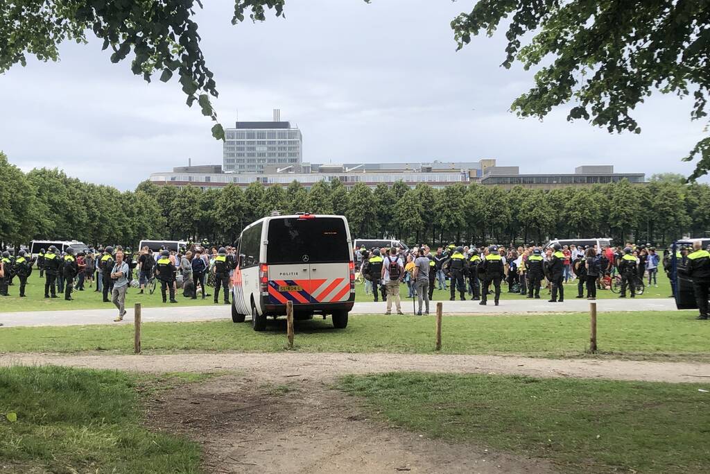 Grote groepen demonstranten op Malieveld aangehouden