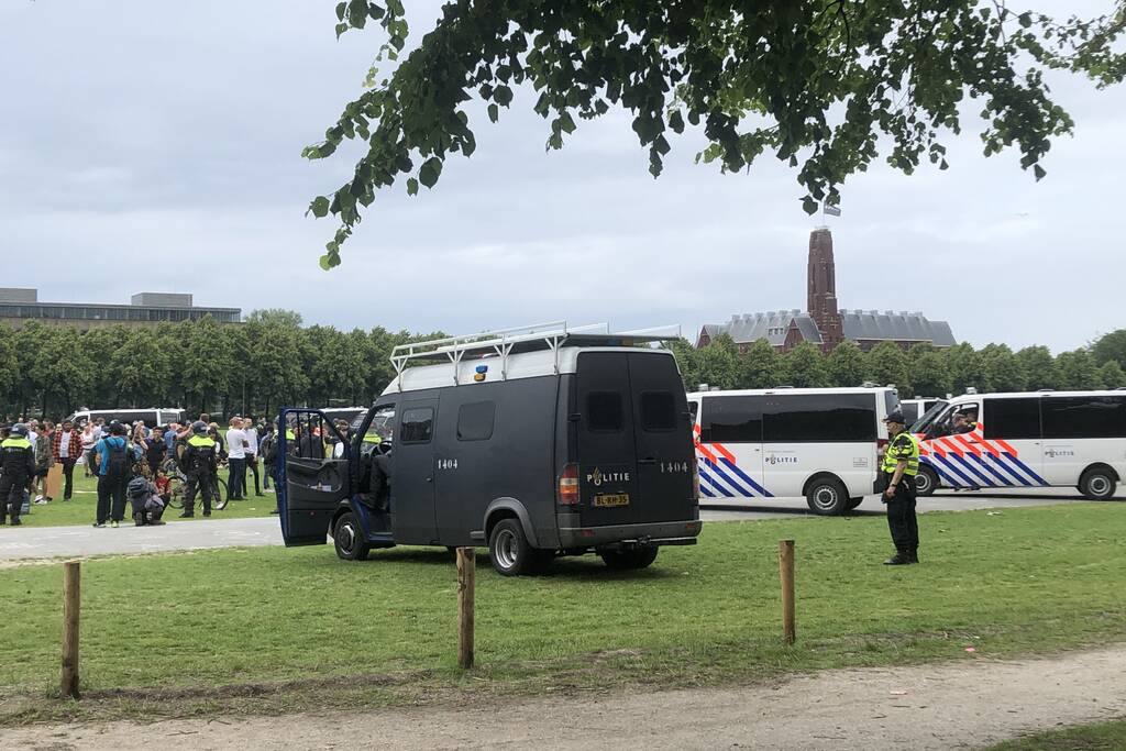 Grote groepen demonstranten op Malieveld aangehouden