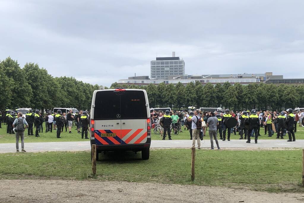 Grote groepen demonstranten op Malieveld aangehouden