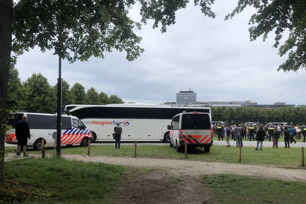 Grote groepen demonstranten op Malieveld aangehouden