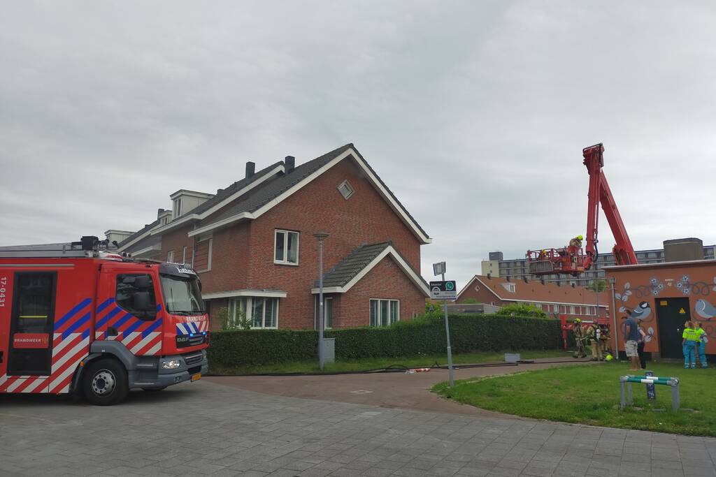 Brand in spouwmuur van woningen