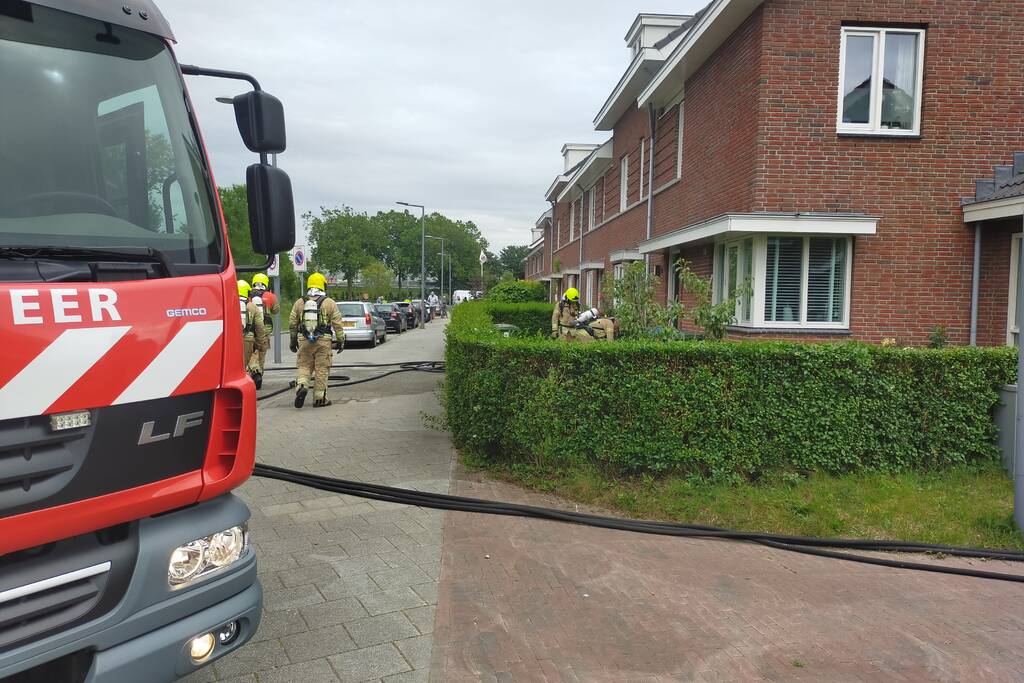 Brand in spouwmuur van woningen