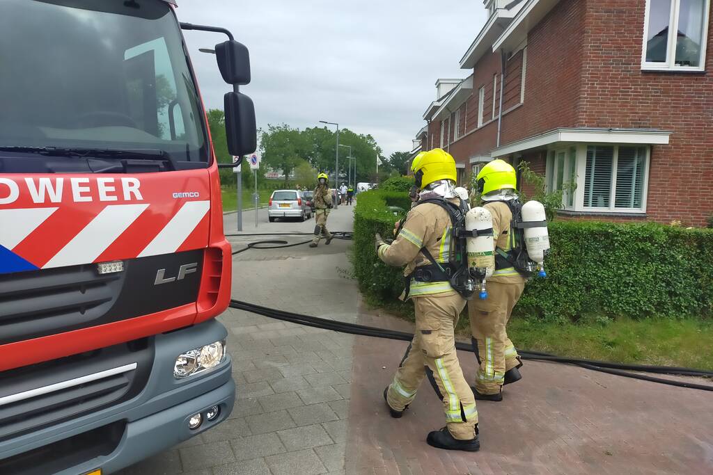 Brand in spouwmuur van woningen