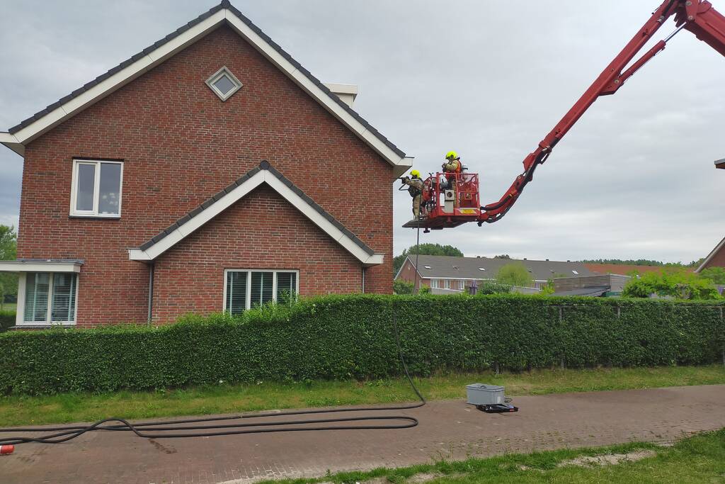 Brand in spouwmuur van woningen