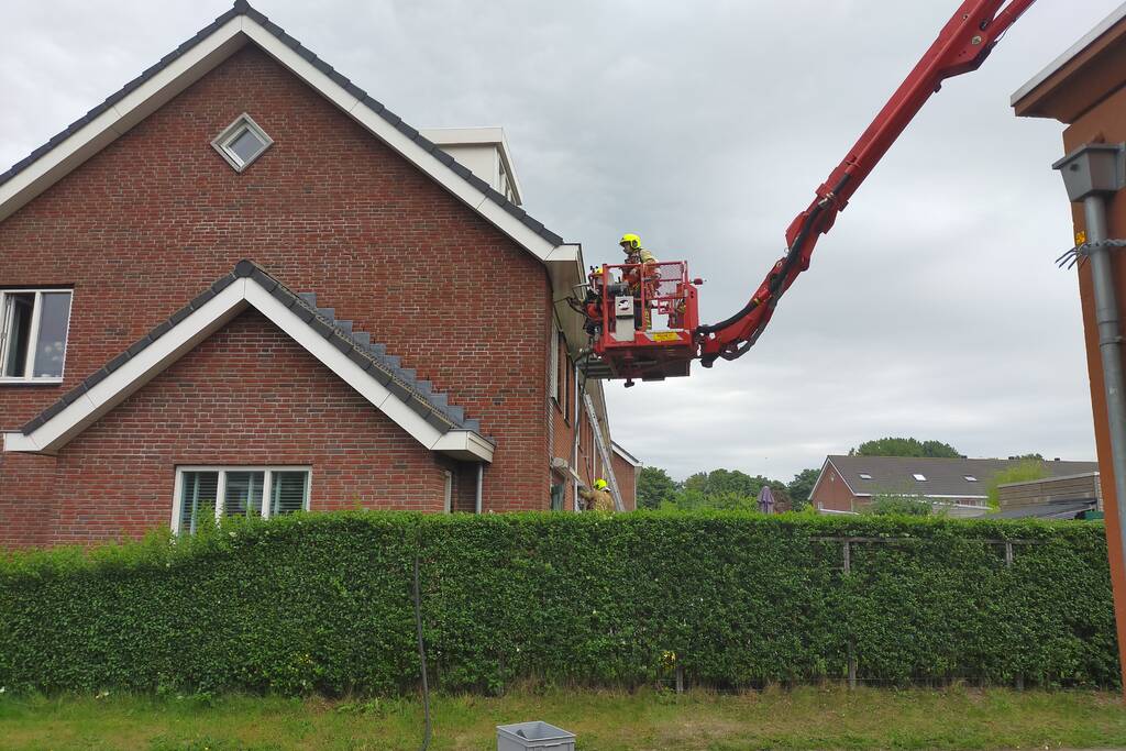 Brand in spouwmuur van woningen