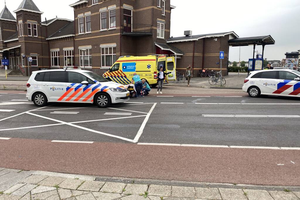 Fietser gewond na valpartij voor NS-station